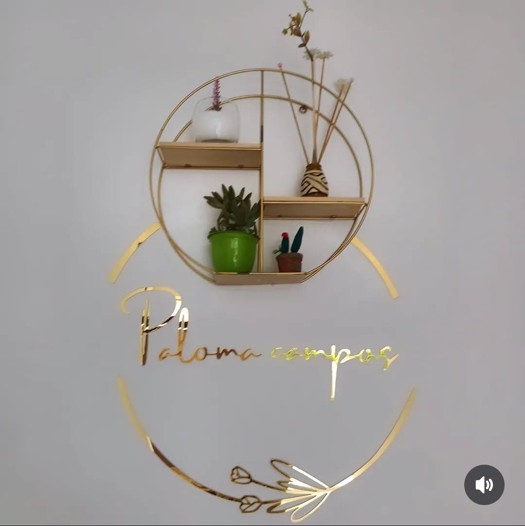 Unhas com design minimalista e linhas coloridas